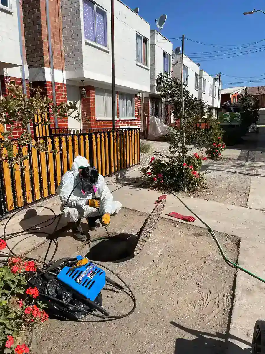 Técnico de Fosas Torres trabajando con maquinaria propia