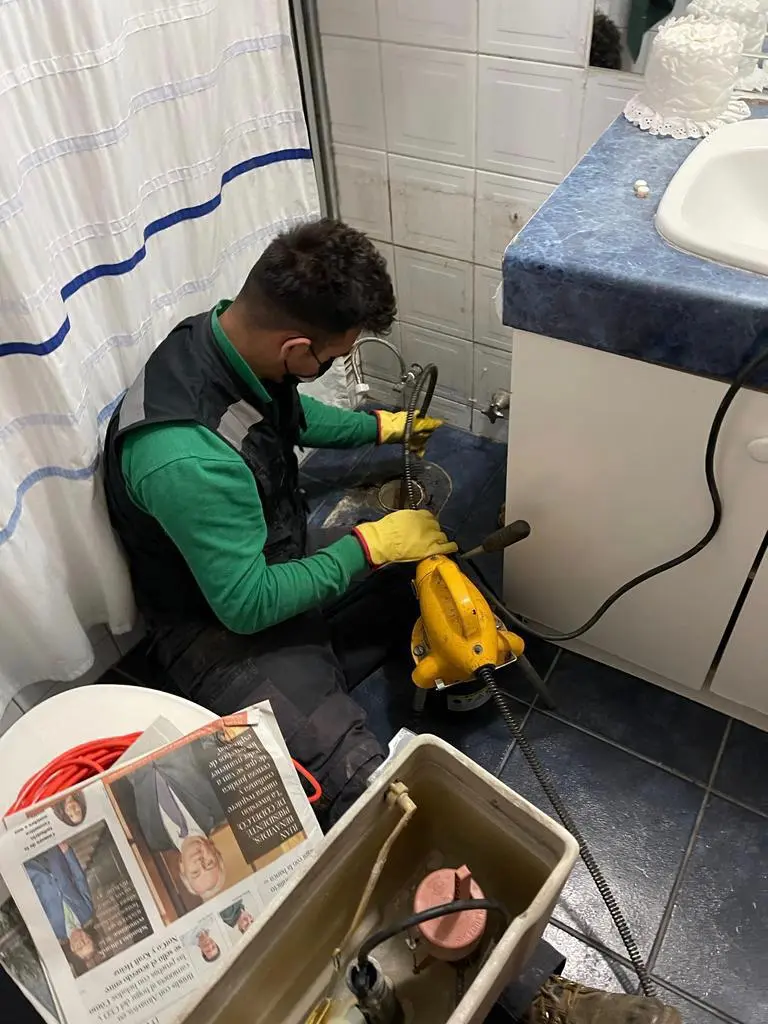 Equipo profesional preparado para una intervención de alcantarillado